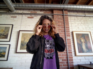 Alter: 18 / Steinbock - Alter: 170 / normal - Geschlecht: weiblich - Ausrichtung: bisexuell - Haare: schwarz / lang - Piercing: mehrere - bewebmaster-Alter: A - Hautfarbe: schwarz - Augen: braun - Rasur: vollrasiert